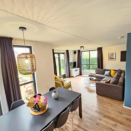 Lakeside Haven: Family Retreat With Garden & Outdoor Activities