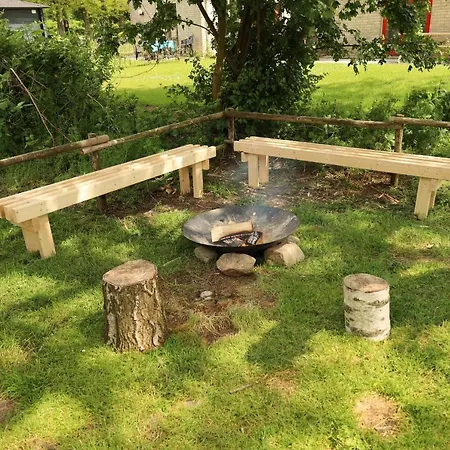 Lakeside Haven: Family Retreat With Garden & Outdoor Activities